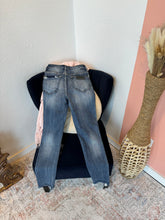 Load image into Gallery viewer, Vintage Wash Distressed Jeans